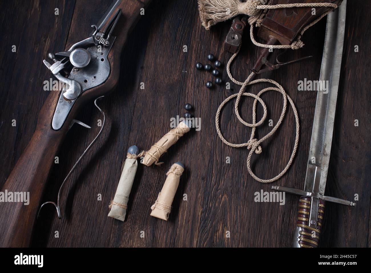 ancienne mousquet de flintlock du xviie siècle avec ballon de poudre et balles led sur terrasse en bois. Banque D'Images