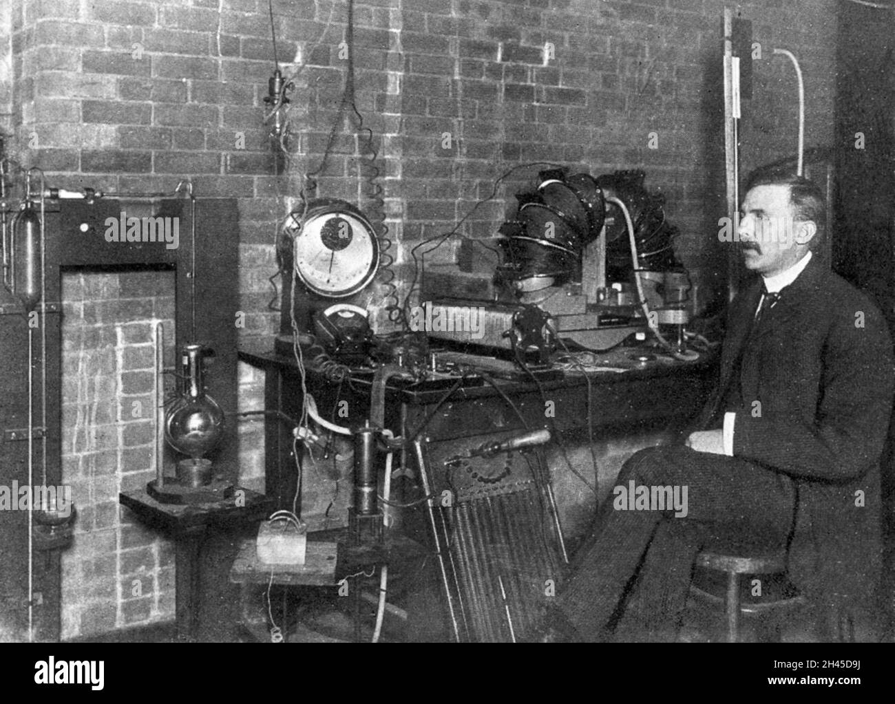 Un portrait du physicien néo-zélandais Edward Rutherford qui a ...