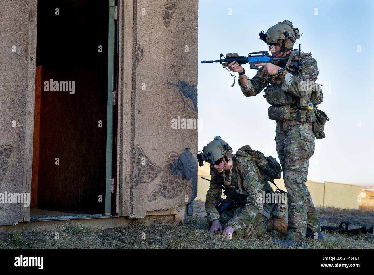 Les techniciens d'élimination des explosifs (89D) du 71e Groupe d'artillerie s'entraînent intensément pendant l'entraînement de soutien des forces d'opérations spéciales (SST) afin d'accroître la préparation de la mission et la capacité de survie dans des environnements urbains hostiles pour les déploiements futurs à fort Carson, Colorado, le 29 octobre 2021.(É.-U.Photo de l'armée par le Sgt.Apolonia Gaspar) Banque D'Images