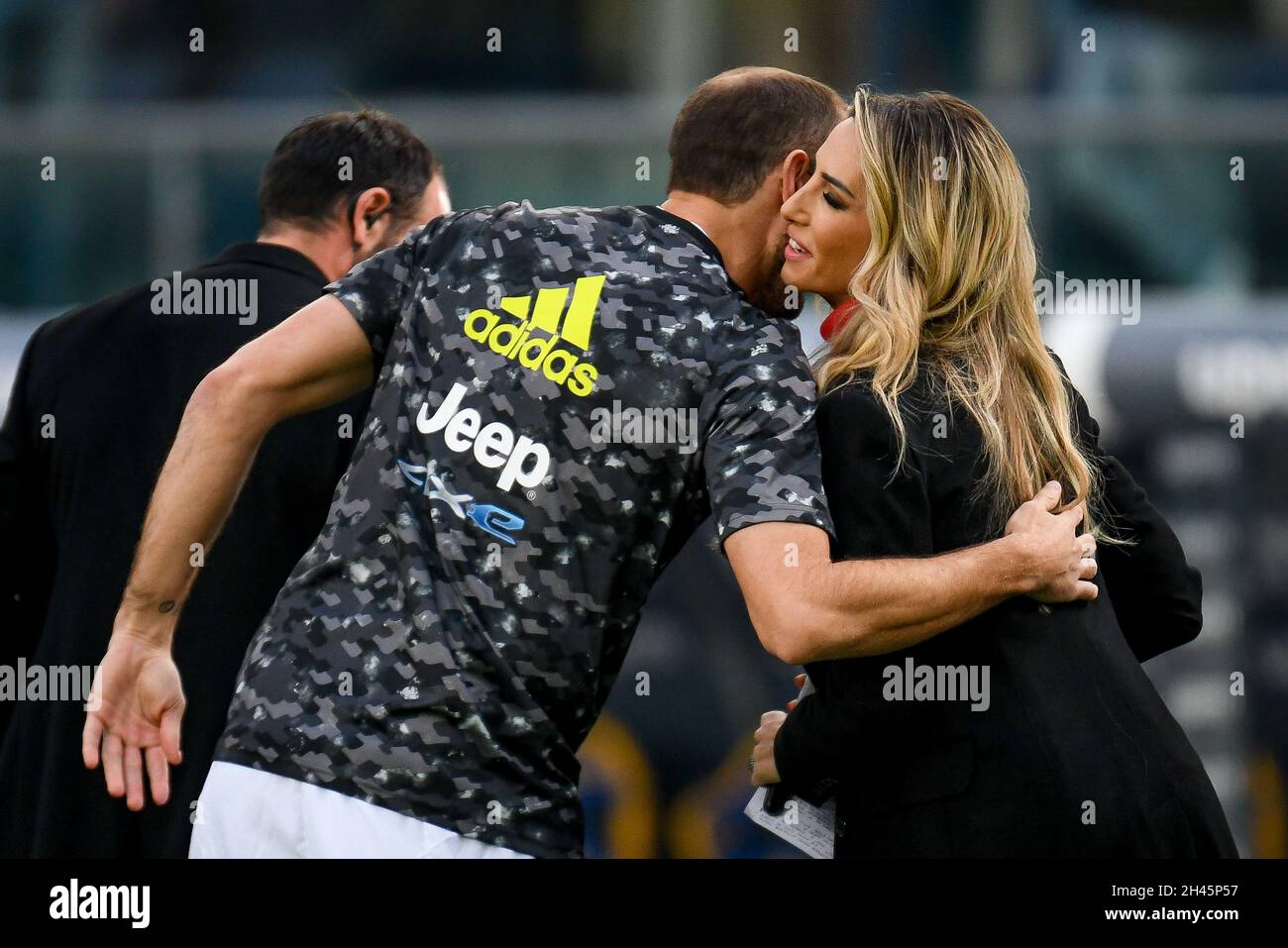 Vérone, Italie.30 octobre 2021.Giorgio Chiellini (Juventus) et Giorgia Rossi journaliste et présentateur de télévision de DAZN Italia embrassant pendant Hellas Verona FC vs Juventus FC, football italien série A match à Vérone, Italie, octobre 30 2021 crédit: Agence de photo indépendante / Alay Live News Banque D'Images