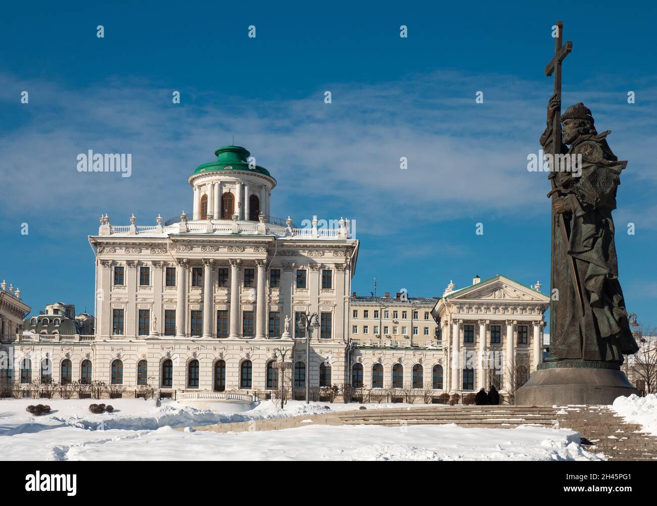 Maison néoclassique de Pashkov et monument à Vladimir Grand à Moscou Banque D'Images