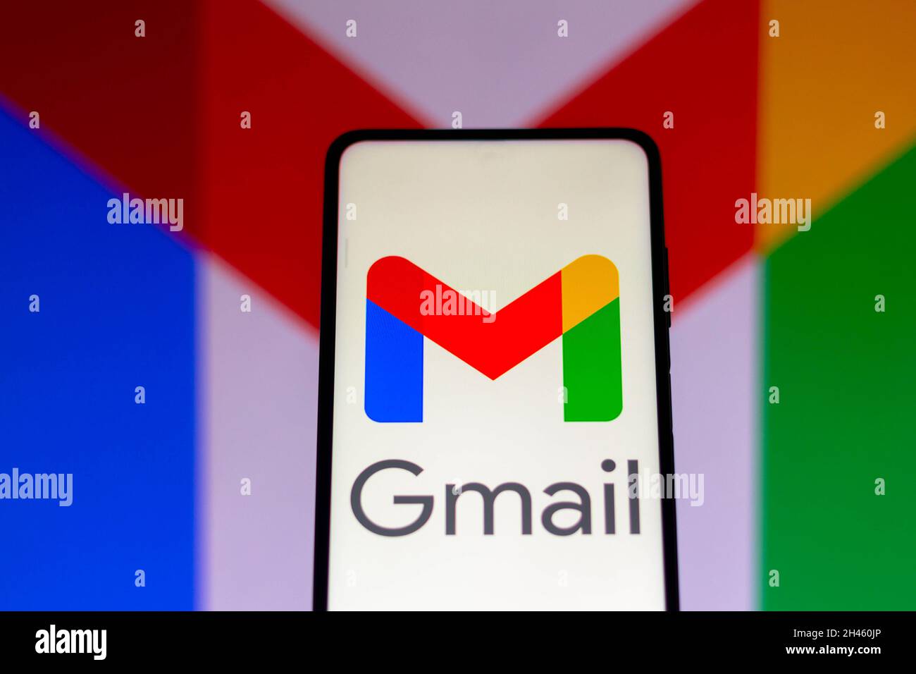 Brésil.31 octobre 2021.Dans cette illustration, le logo Google Gmail s'affiche sur un smartphone et en arrière-plan.Crédit : SOPA Images Limited/Alamy Live News Banque D'Images
