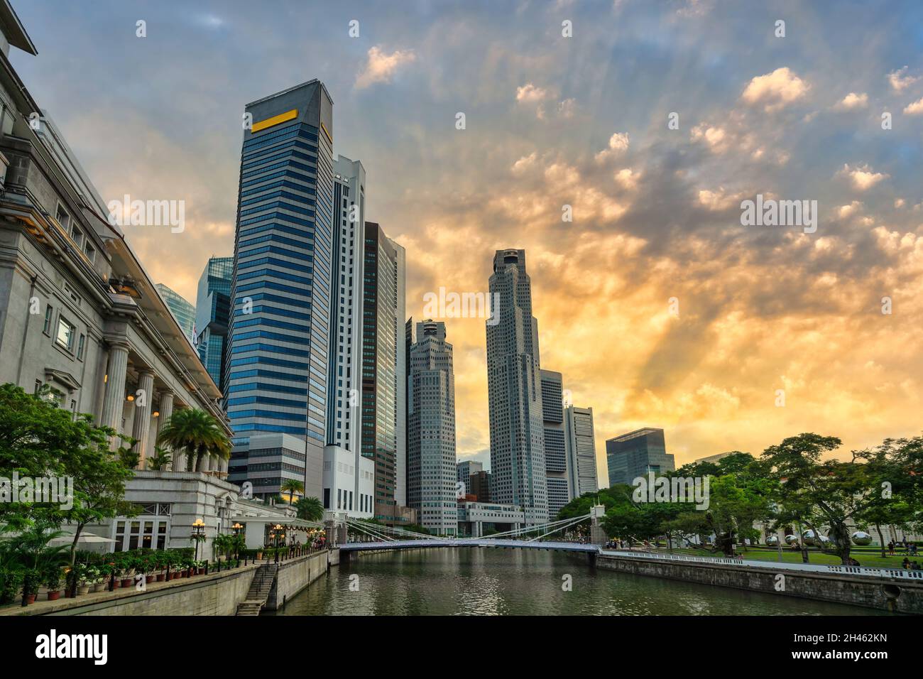 Vue sur la ville de Singapour au coucher du soleil à Boat Quay et dans le quartier des affaires de Clarke Quay Banque D'Images