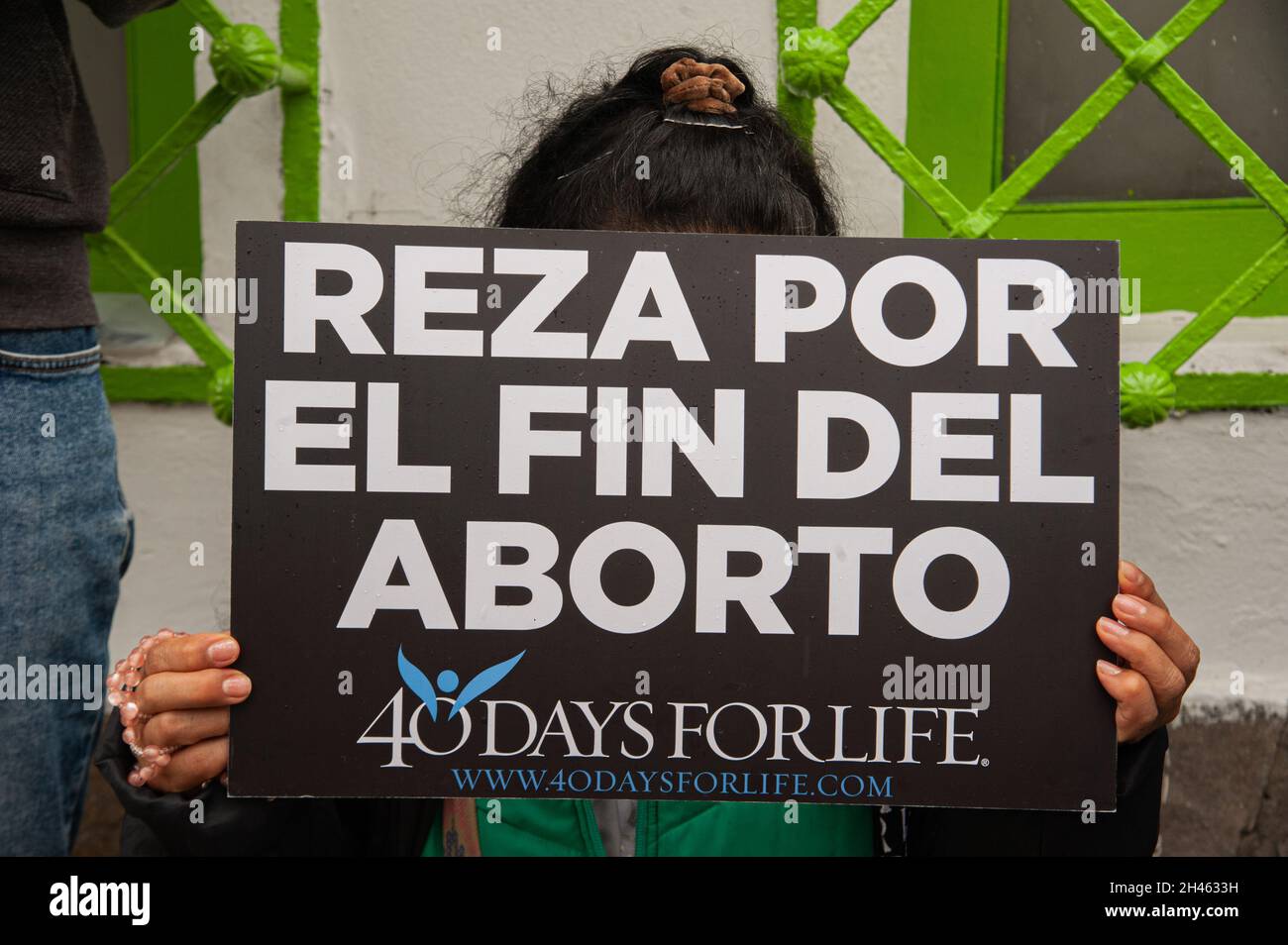 Un groupe de personnes proteste à l'extérieur de PROFAMILIA, centre de santé de planification familiale à Bogota contre la pratique des avortements en Colombie avec un signe qui se lit "prier pour que les avortements se terminent" le 30 octobre 2021. Banque D'Images