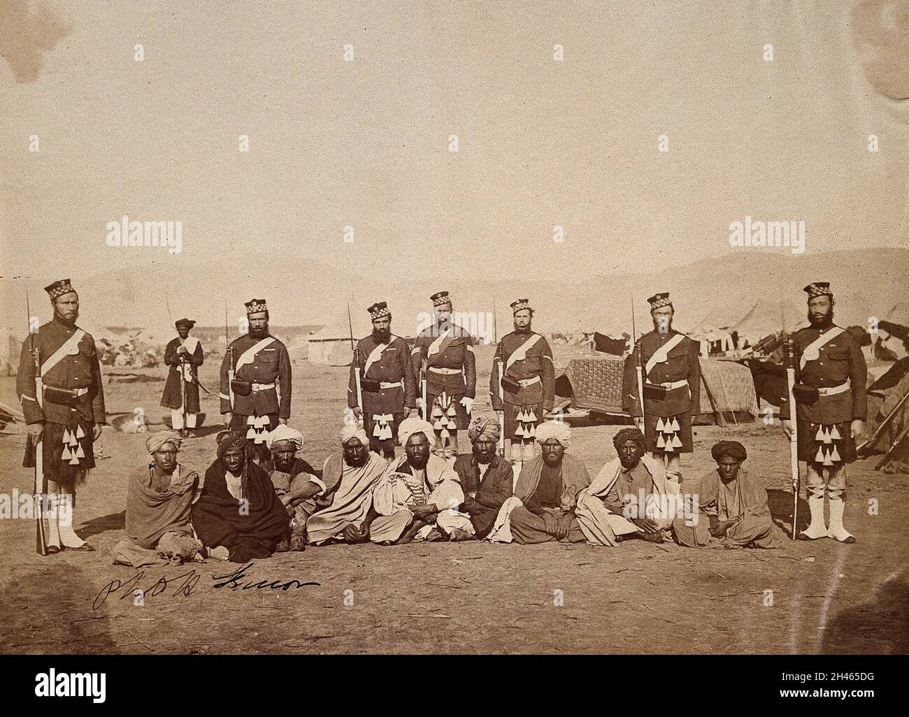 Soldats écossais avec des hommes indiens dans un campement militaire (pendant la Seconde Guerre de Chine ?).Photographie, env.1860. Banque D'Images