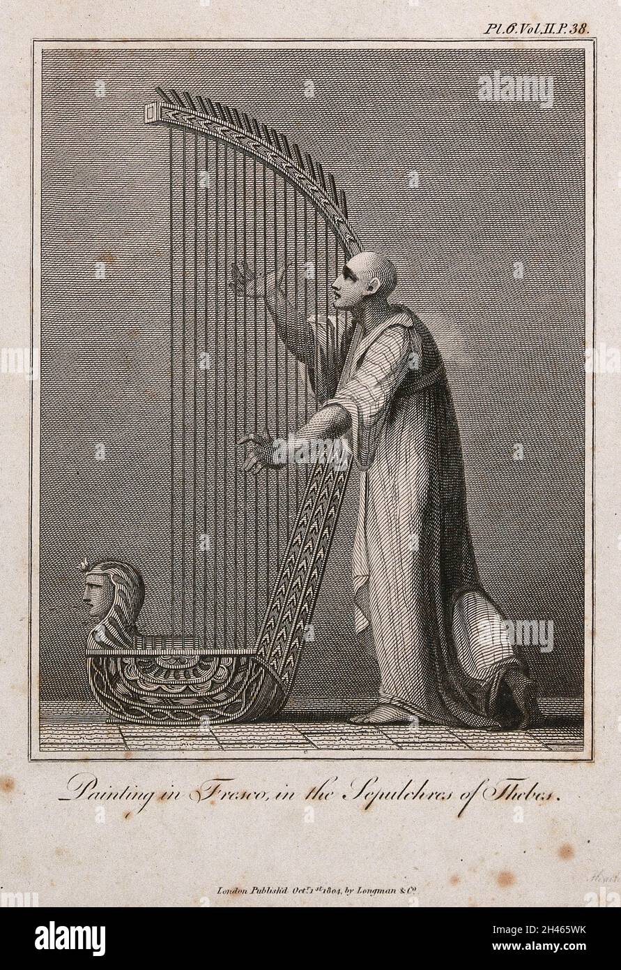 Un égyptien joue une grande harpe ornée de la figure de proue d'une femme.Gravure. Banque D'Images