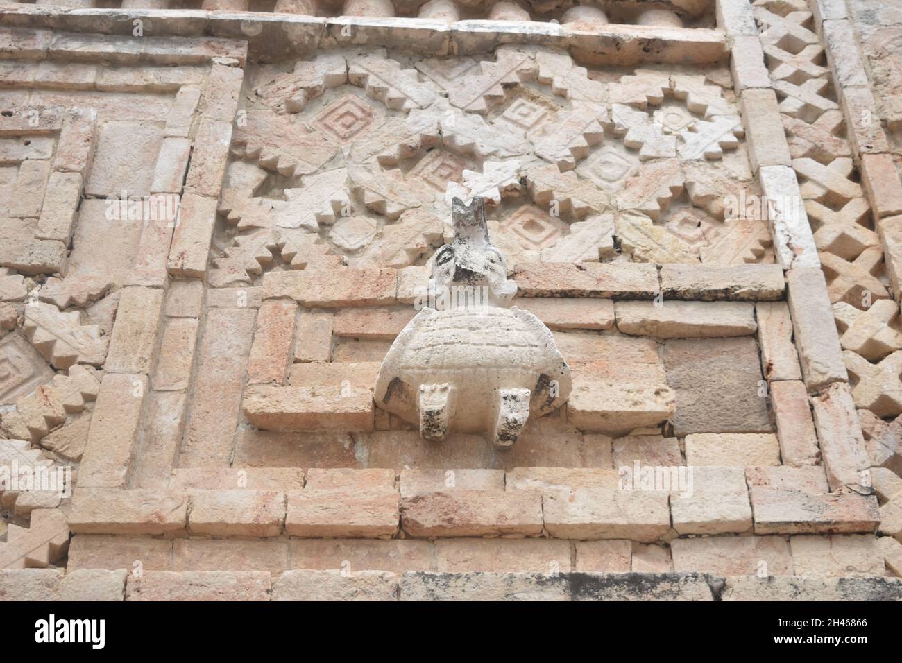 Motifs décoratifs et statue d'oiseau sur un bâtiment du Nunnery Quandrangle, Uxmal, Yucatan, Mexique Banque D'Images