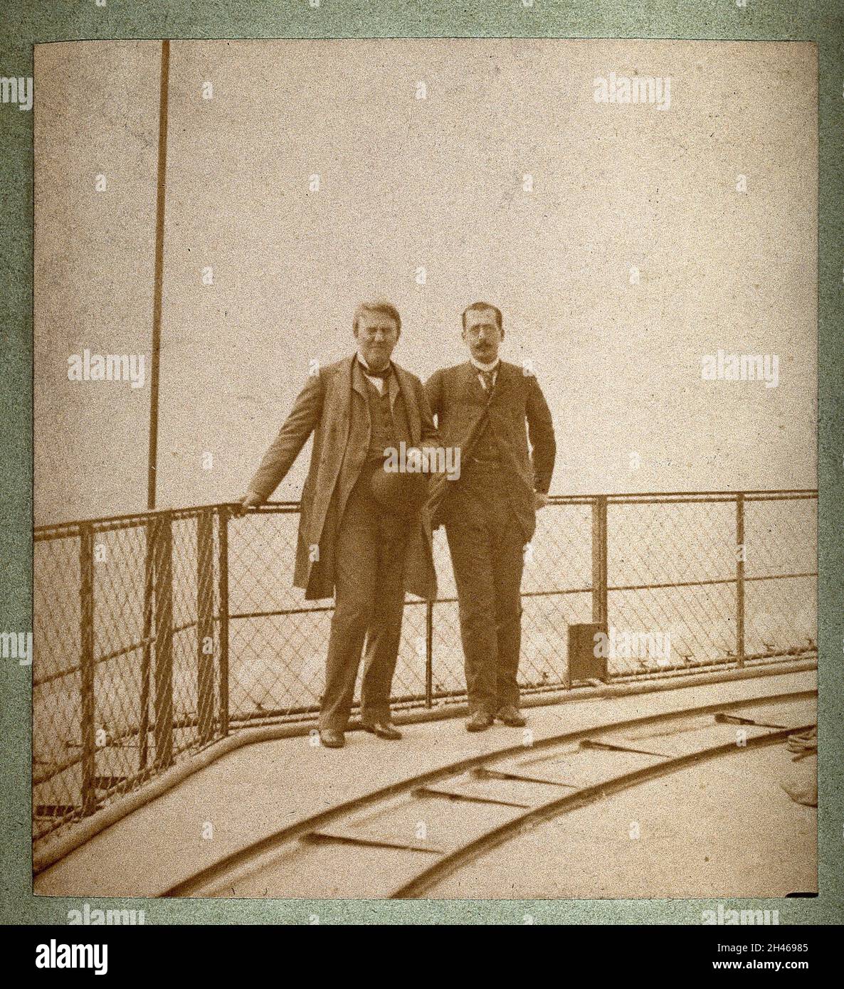 Tour Eiffel, Paris : Thomas Alva Edison et Adolphe salles debout sur une plate-forme de la tour.Photographie, 1889. Banque D'Images