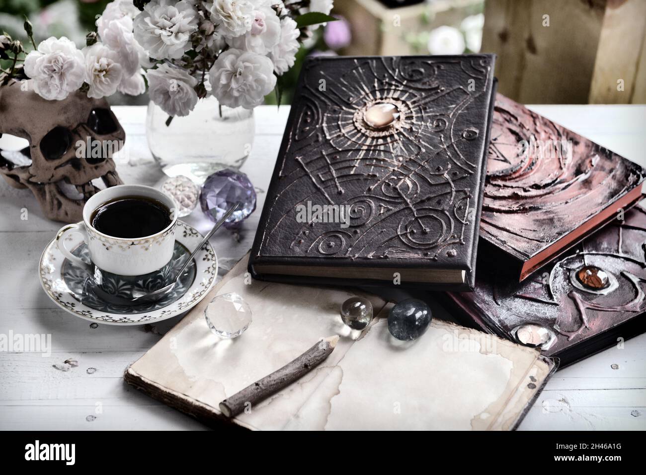 Vintage grunge encore la vie avec vieux livre de sorcière, journal, tasse et crâne sur table vide.Concept ésotérique, occulte et mystique de sorcellerie Banque D'Images