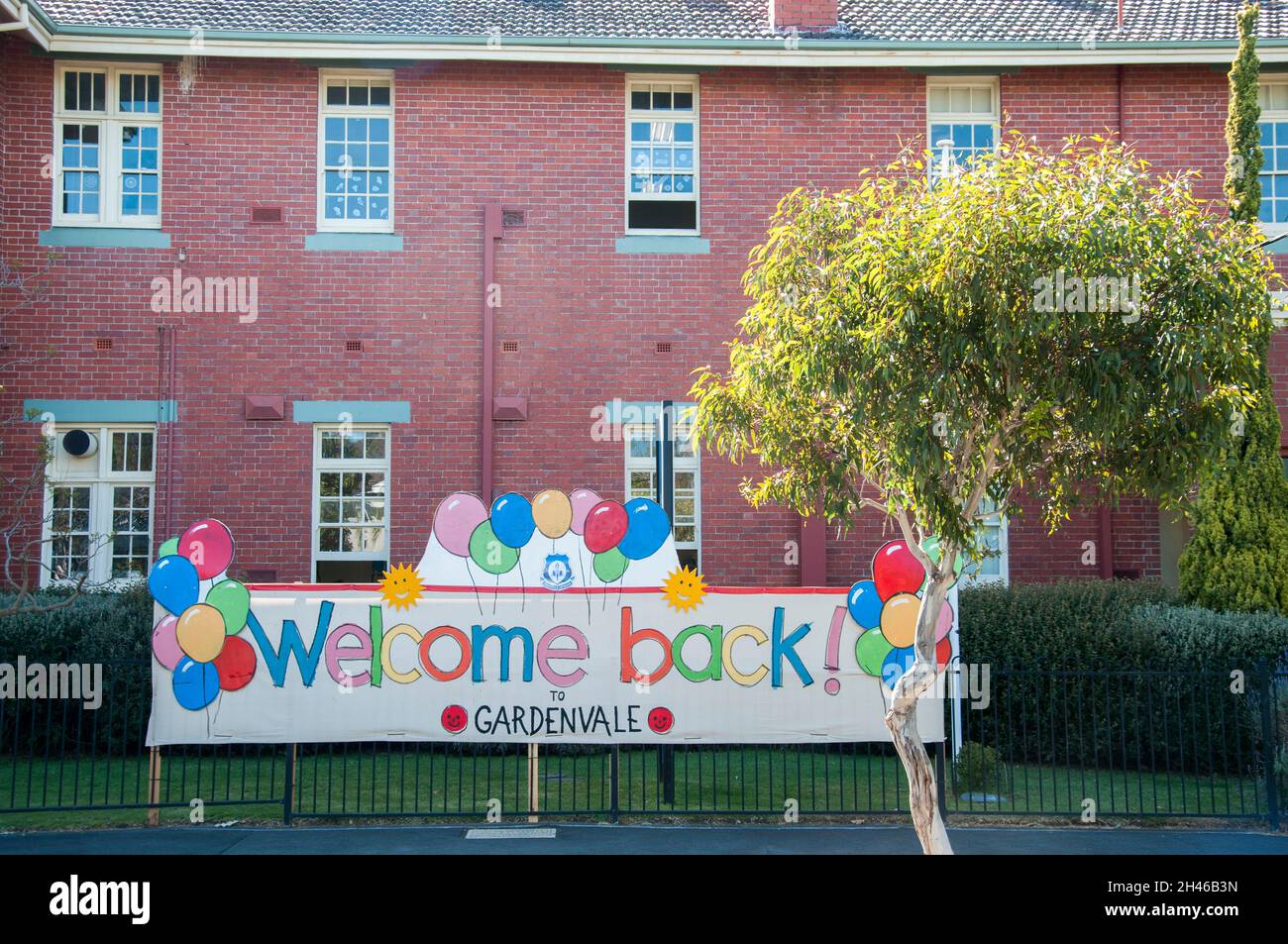L'école primaire (élémentaire) de la banlieue de Gardenvale accueille les cours de retour après des semaines de confinement et de scolarisation à domicile.Melbourne, Victoria Banque D'Images