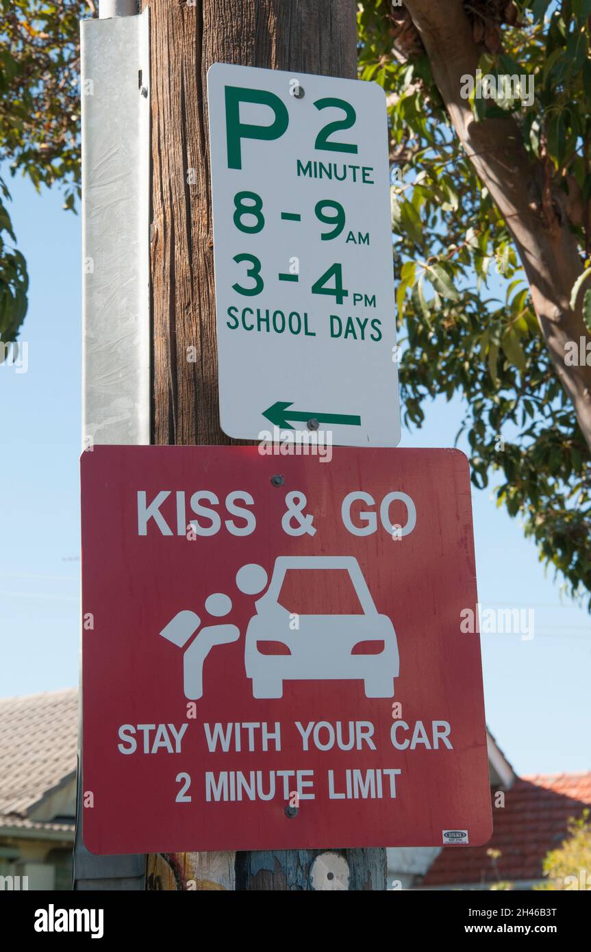 Signalisation KISS-and-Go à l'extérieur d'une école primaire (élémentaire) de banlieue à Melbourne, en Australie Banque D'Images