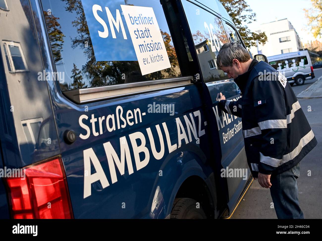 Berlin, Allemagne.28 octobre 2021.Le chauffeur de bus froid Matthias Spremann prépare le déploiement du bus froid.L'aide aux sans-abri à Berlin envoie de nouveau les bus froids dans la rue.À partir de lundi (01.11.2021), les équipes de bénévoles et de professionnels seront sur la route jusqu'à tard dans la nuit pour aider les personnes dans le besoin.(À dpa: 'Cold bus for the Homeless on Berlin's Streets again') Credit: Britta Pedersen/dpa-Zentralbild/dpa/Alay Live News Banque D'Images