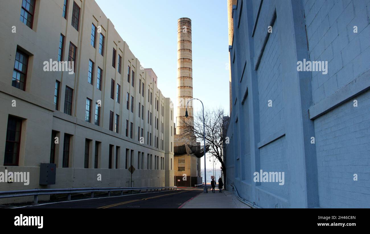 Passage entre les bâtiments industriels avec la cheminée de la chaudière et du générateur au Brooklyn Army terminal (BAT), Brooklyn, NY, USA Banque D'Images