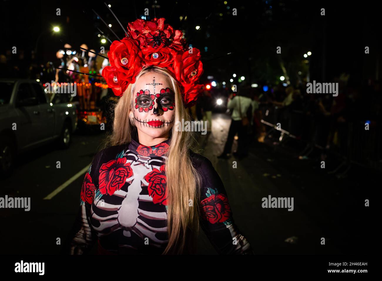 New York, États-Unis.31 octobre 2021.Le défilé annuel d'Halloween de Greenwich Village est revenu en 2021 après une suspension d'un an en raison des restrictions de la COVID.Une femme habillée comme la Calavera Catrina porte une adresse élaborée de roses.Credit: Ed Lefkowicz/Alay Live News Banque D'Images