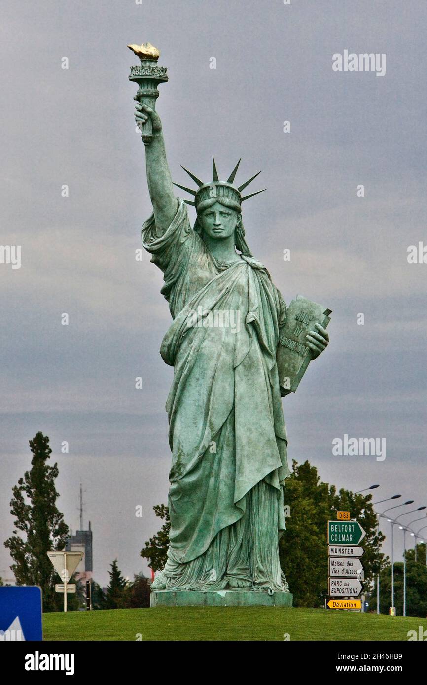 Createur De La Statue De La Liberte REPRODUCTION DE LA STATUE DE LA LIBERTÉ A LA SORTIE DE LA VILLE, EN  DIRECTION DE STRASBOURG.SON CREATEUR, AUGUSTE BARTHOLDI (1834 - 1904) EST  LE PLUS Photo Stock - Alamy