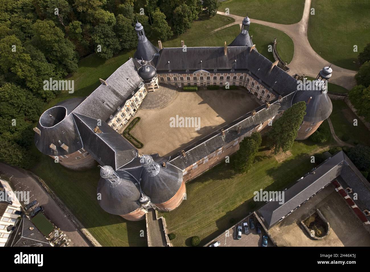 FRANCE.YONNE (89) VUE AÉRIENNE DU CHÂTEAU DE SAINT-FARGEAU Banque D'Images