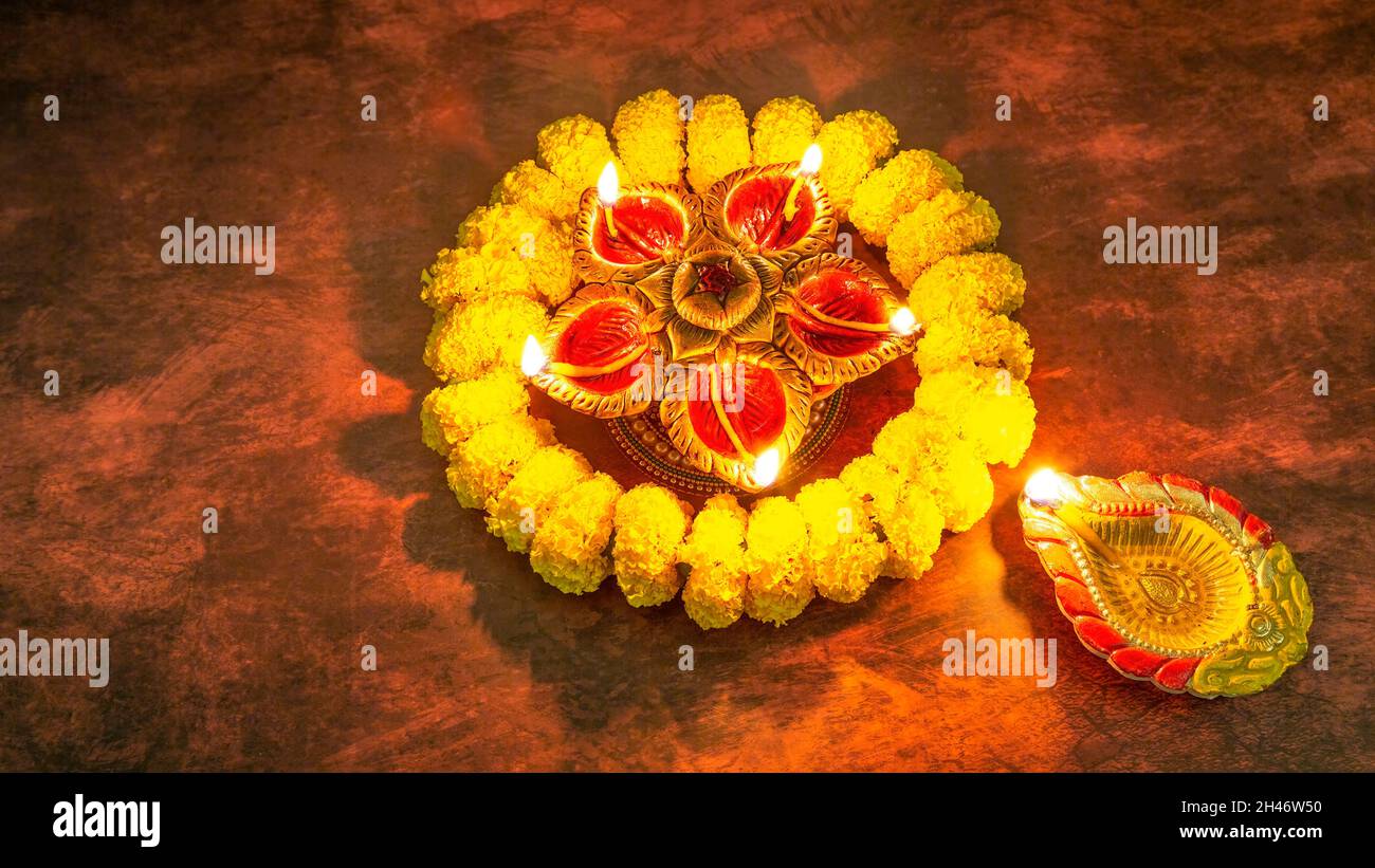 Arrière-plan Diwali avec lampes en argile Diya et fleurs marigold avec espace de copie Banque D'Images