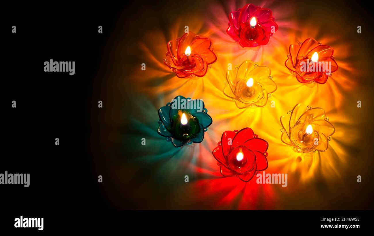 Arrière-plan Diwali avec affichage coloré des lumières de Diya lampes Banque D'Images