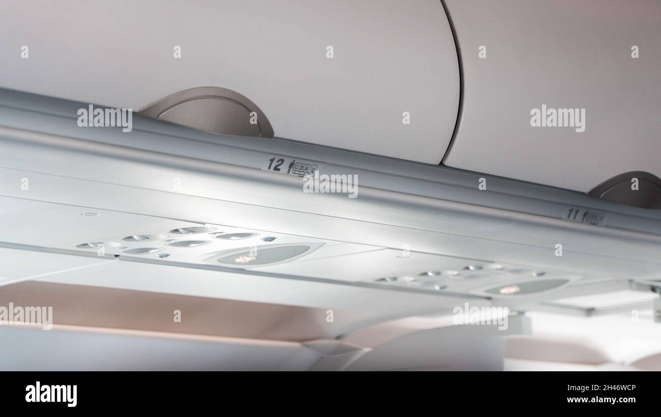 Plafond de l'avion avec coffre à bagages.Intérieur de l'avion Banque D'Images