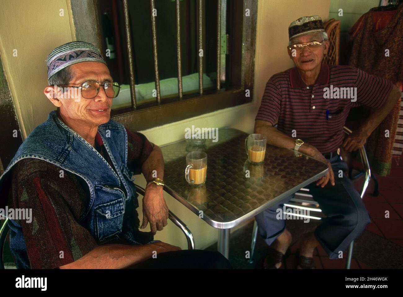 ASIE.SINGAPOUR.VIEUX HOMMES AYANT UN THÉ DANS LE QUARTIER DE PERANAKAN. Banque D'Images