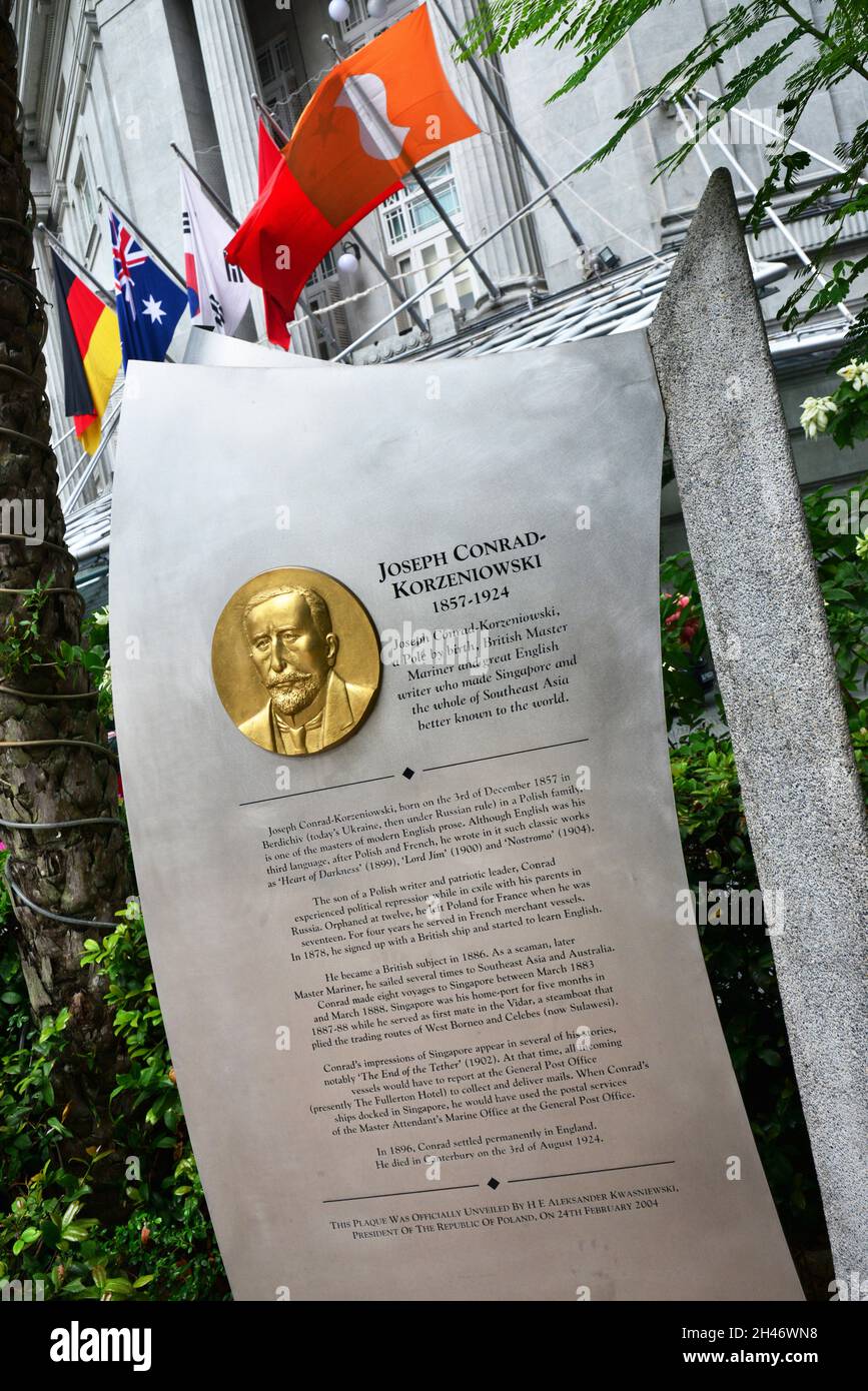 ASIE.SINGAPOUR.PANEL À LA MÉMOIRE DE JOSEPH CONRAD QUI A ÉCRIT SUR L'ASIE ET SINGAPOUR. Banque D'Images