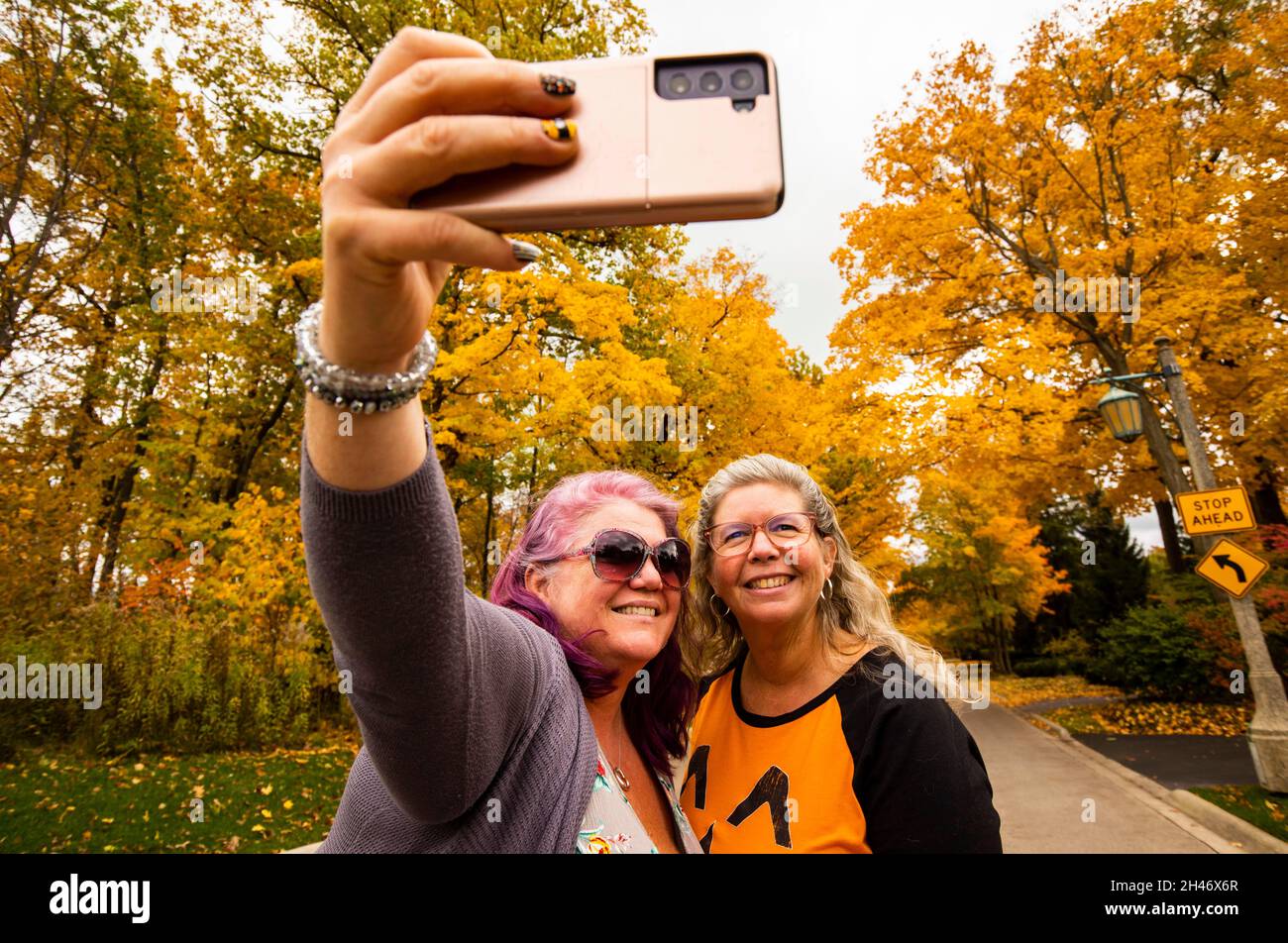 Chicago, États-Unis.31 octobre 2021.Les gens prennent le selfie avec les couleurs d'automne dans Lake Forest sur le côté nord de Chicago 31 octobre 2021.Crédit: Joel Lerner/Xinhua/Alay Live News Banque D'Images