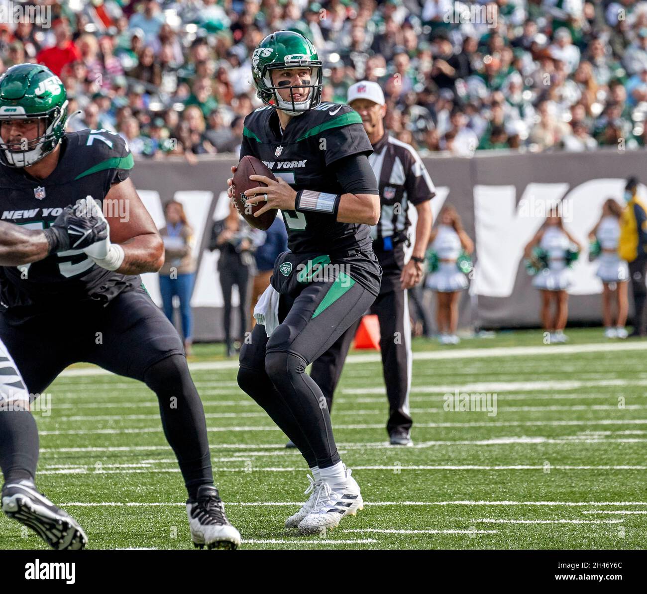 East Rutherford, New Jersey, États-Unis.1er novembre 2021.Le quarterback des Jets de New York Mike White (5) retombe pour passer au quatrième trimestre contre les Bengals de Cincinnati au stade MetLife à East Rutherford, New Jersey.Duncan Williams/CSM/Alamy Live News Banque D'Images