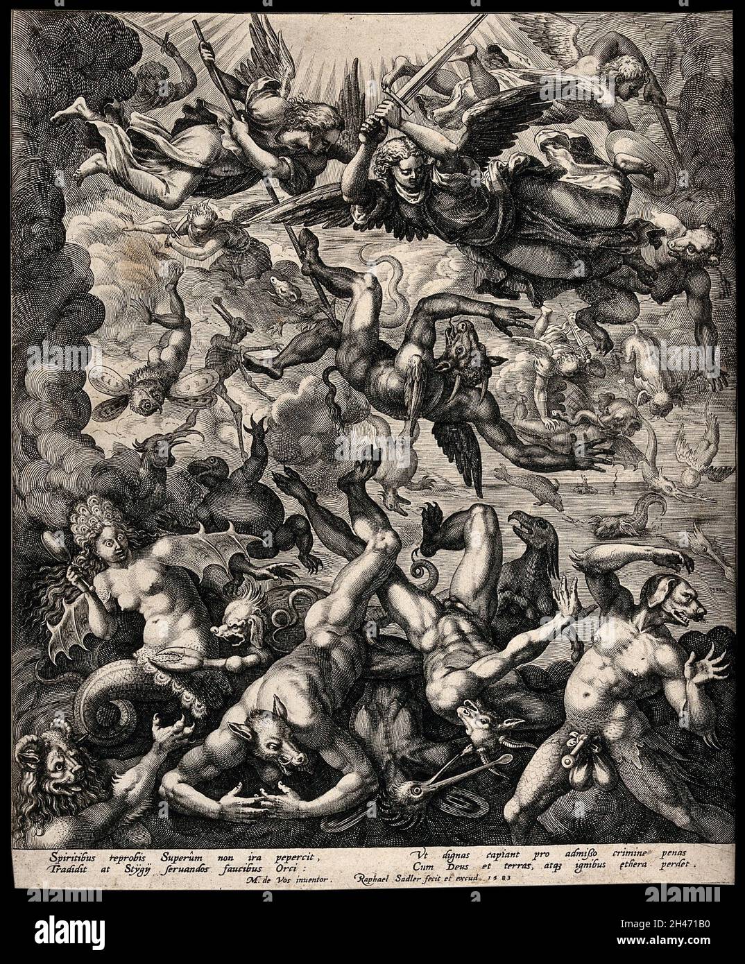 Les anges tombés avec des caractéristiques animées se déchèrent du ciel sous l'épée de Michael.Gravure de R. Sadeler, 1583, d'après M. de vos. Banque D'Images