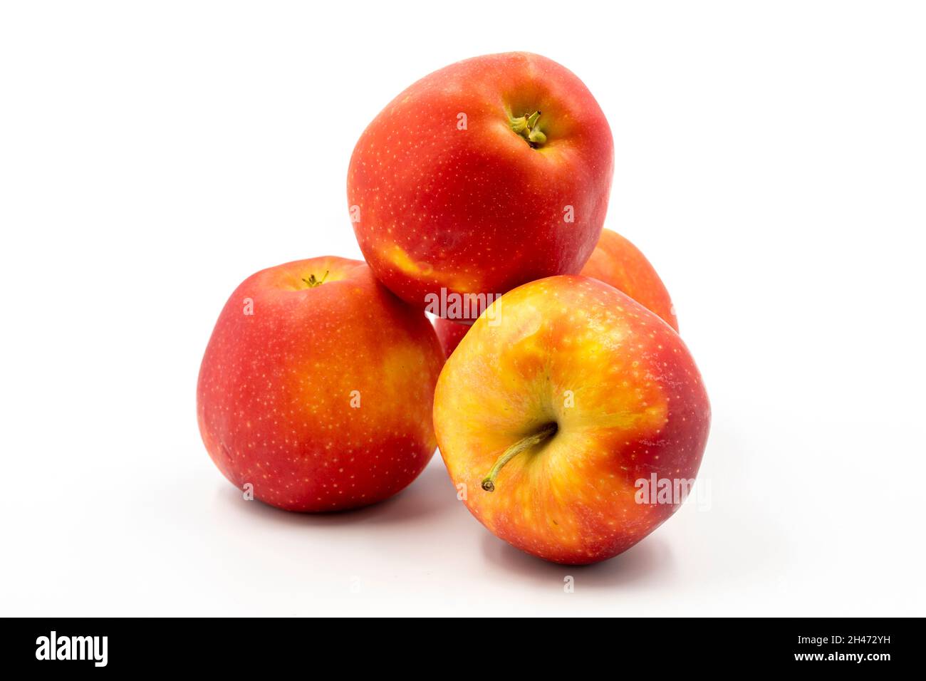 Pomme rouge sur fond blanc.En combinaison avec un abat-jour aux pommes mûres. Gros plan Banque D'Images