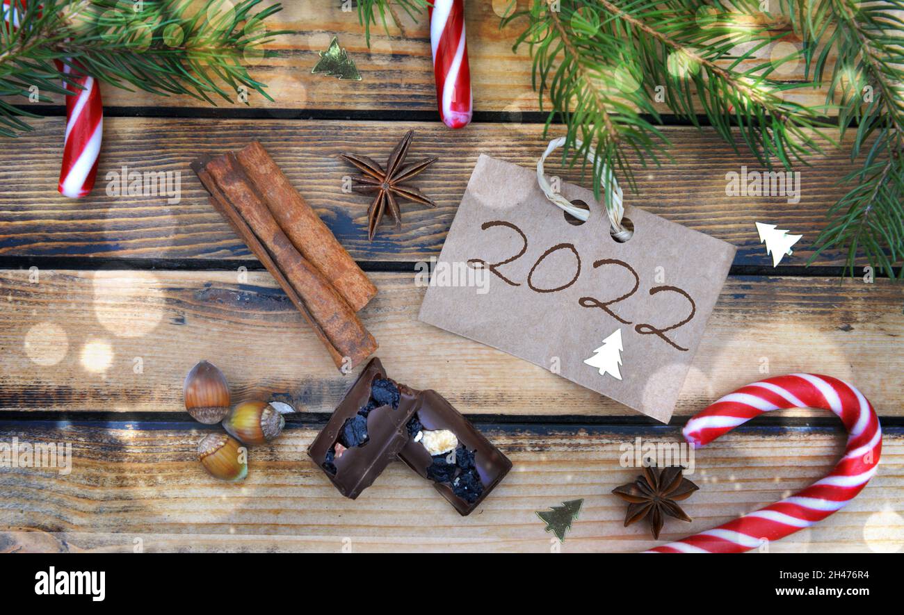 2022 écriture sur un carton mis sur une table avec de la nourriture douce et décoration de noël Banque D'Images