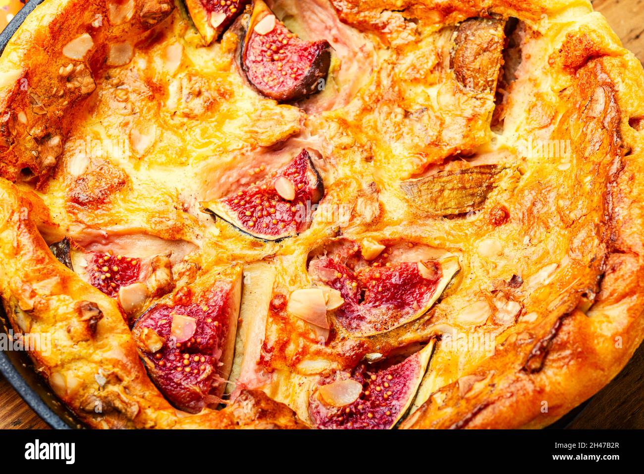 Omelette savoureuse aux figues et aux amandes.petit déjeuner sain.gros plan Banque D'Images