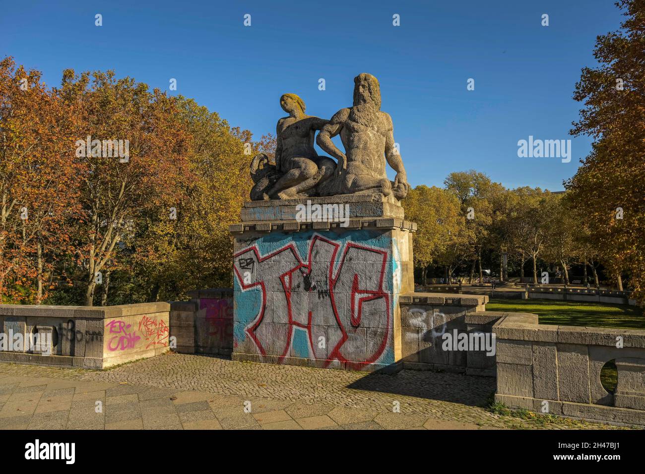 Herbst, Steinfiguren, Carl-Zuckmayer-Brücke, Rudolph-Wilde-Park, Schöneberg,Tempelhof-Schöneberg, Berlin, Allemagne Banque D'Images