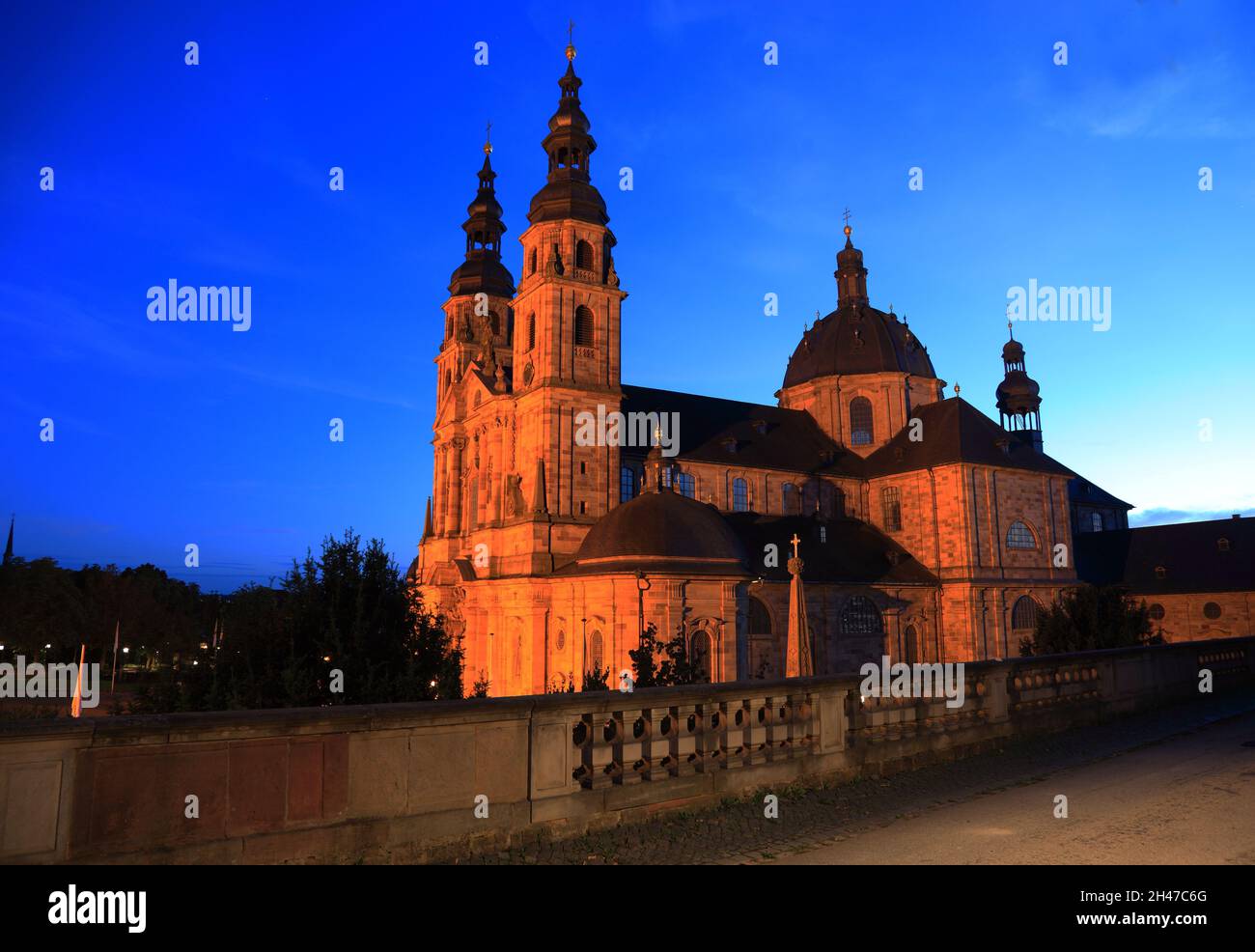 Abends, Beleuchtung, Dom St. Salvator zu Fulda, Hoher Dom zu Fulda, Kathedrakirche des Bistums Fulda und Grabeskirche des heiligen Bonifatius, Fulda, Banque D'Images