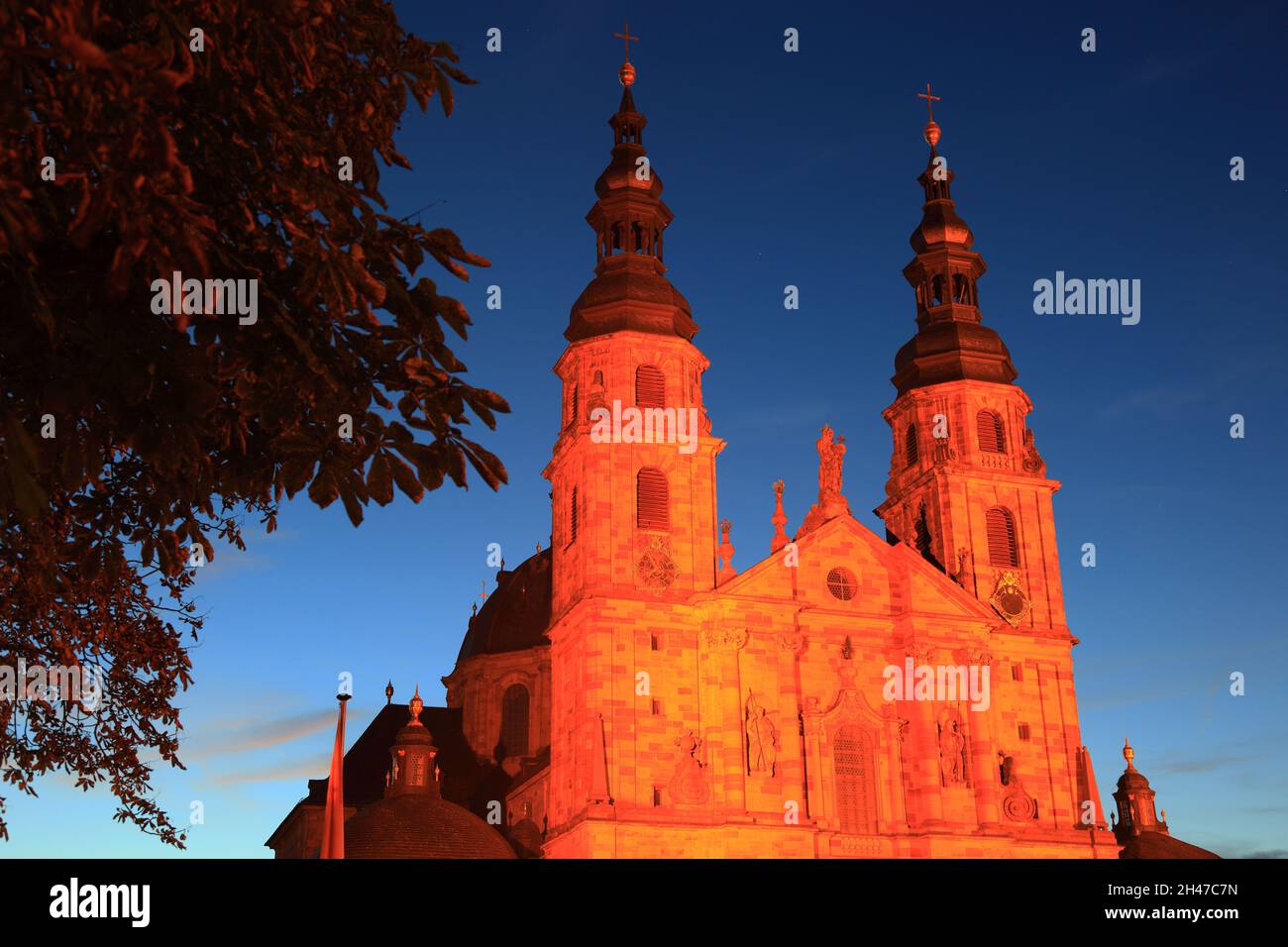 Abends, Beleuchtung, Dom St. Salvator zu Fulda, Hoher Dom zu Fulda, Kathedrakirche des Bistums Fulda und Grabeskirche des heiligen Bonifatius, Fulda, Banque D'Images