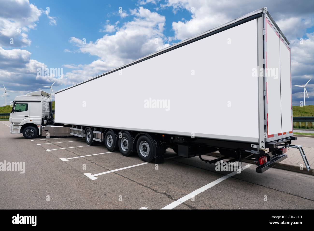 Semi-camion avec remorque blanche.Vous pouvez ajouter votre contenu ici. Banque D'Images