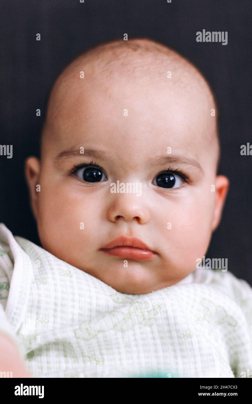 Petit Garcon Sucre Avec Des Joues Et Des Yeux Gros Portrait D Un Bebe Heureux Photo Stock Alamy