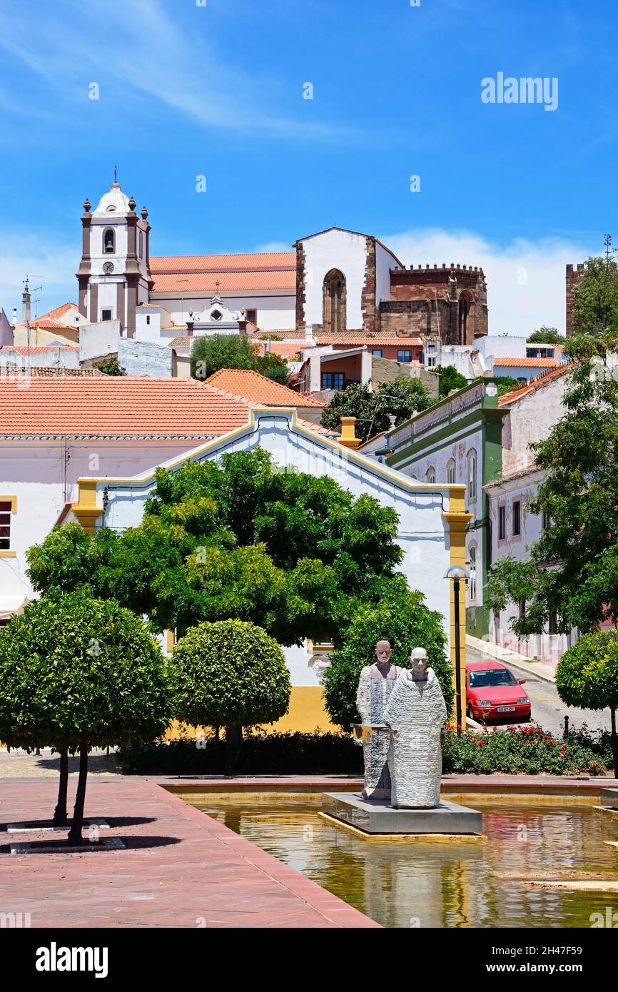 Des statues dans un bassin ornemental dans la Praca al Mutamid avec la cathédrale à l'arrière, Silves, Portugal, Europe. Banque D'Images