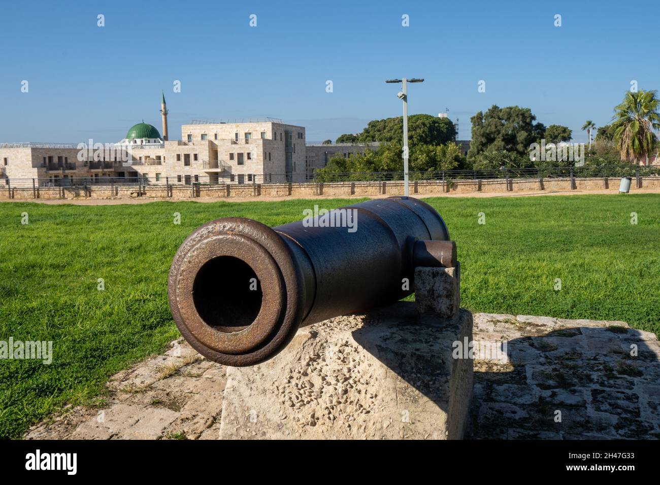Canons anciens et rouillés sur les murs fortifiés de la vieille ville d'Acre Israël, protégeant le port et la ville de l'invasion navale.Aujourd'hui une esplana historique Banque D'Images