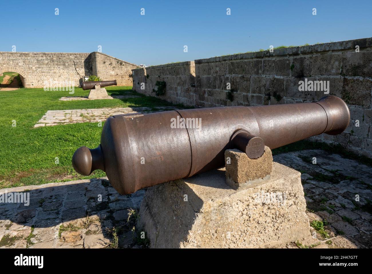 Canons anciens et rouillés sur les murs fortifiés de la vieille ville d'Acre Israël, protégeant le port et la ville de l'invasion navale.Aujourd'hui une esplana historique Banque D'Images
