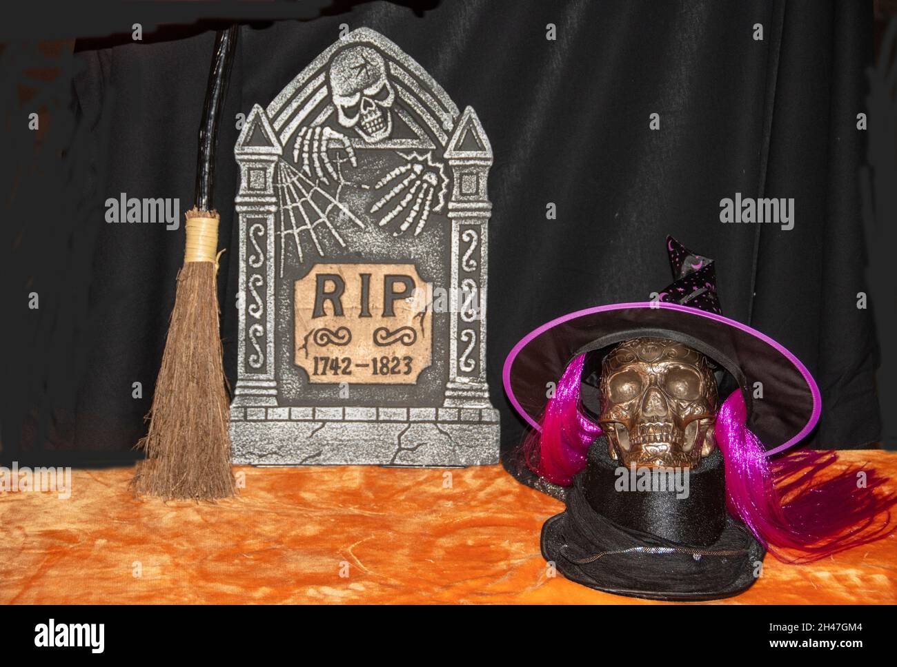 Bâton de balai, pierre tombale, et tête de crâne, pour la nuit d'Halloween Banque D'Images