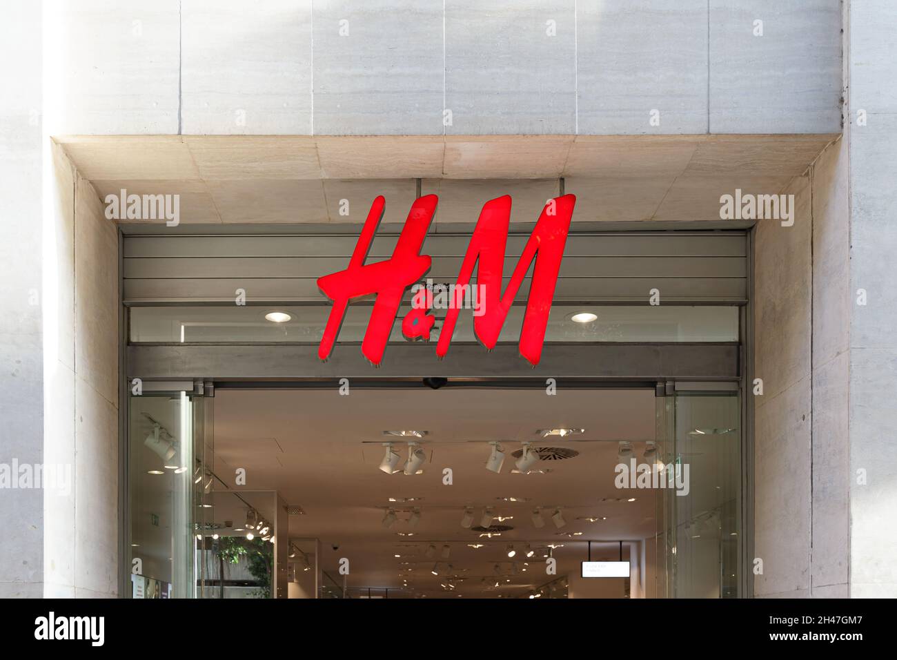 VALENCE, ESPAGNE - 26 OCTOBRE 2021 : H&M est une multinationale suédoise de  l'habillement dont le siège est à Stockholm Photo Stock - Alamy