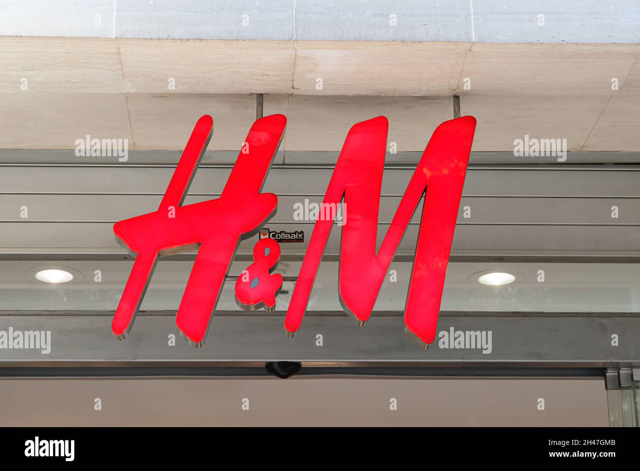 VALENCE, ESPAGNE - 26 OCTOBRE 2021 : H&M est une multinationale suédoise de l'habillement dont le siège est à Stockholm Banque D'Images