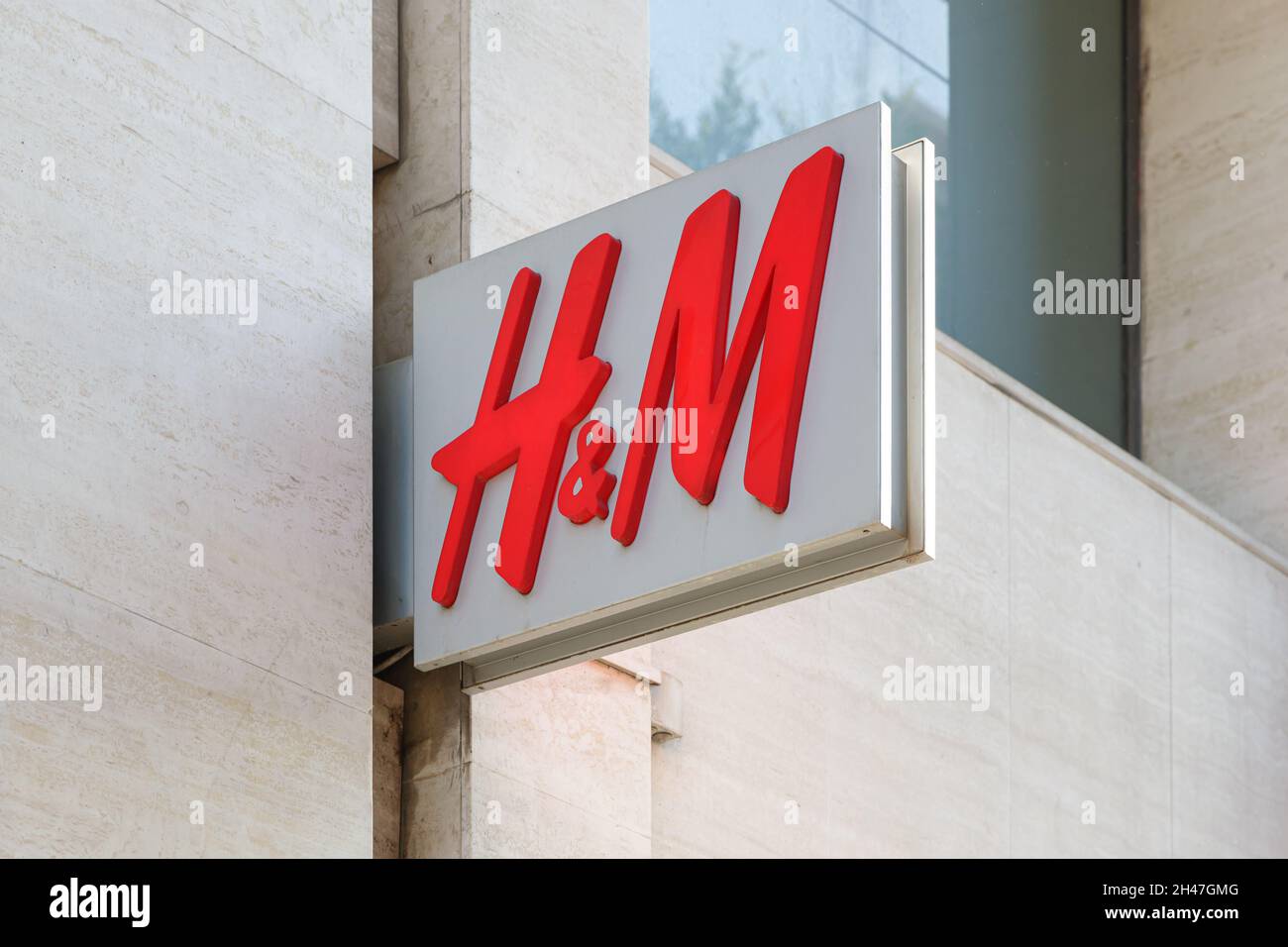 VALENCE, ESPAGNE - 26 OCTOBRE 2021 : H&M est une multinationale suédoise de l'habillement dont le siège est à Stockholm Banque D'Images