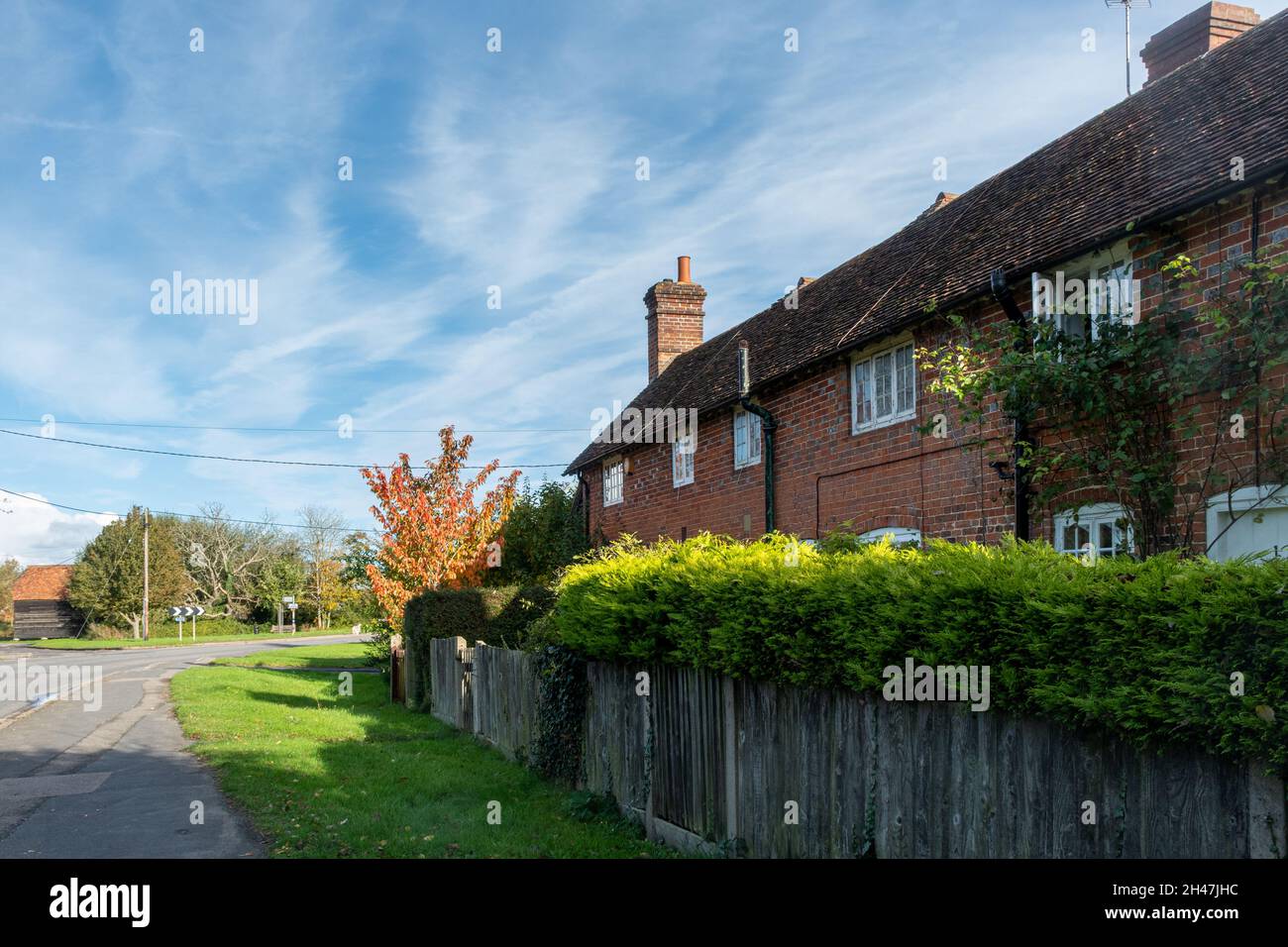 Maisons mitoyennes sur la rue dans le village de Bramley, Hampshire, Angleterre, Royaume-Uni Banque D'Images