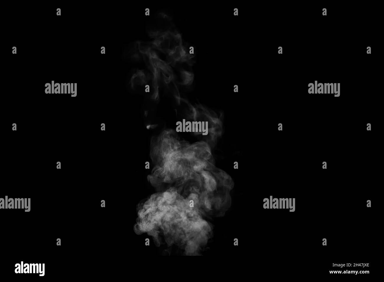 Fumée à la vapeur blanche et chaude, isolée sur fond noir, gros plan.Créez des photos d'Halloween mystiques.Arrière-plan abstrait, élément de conception Banque D'Images