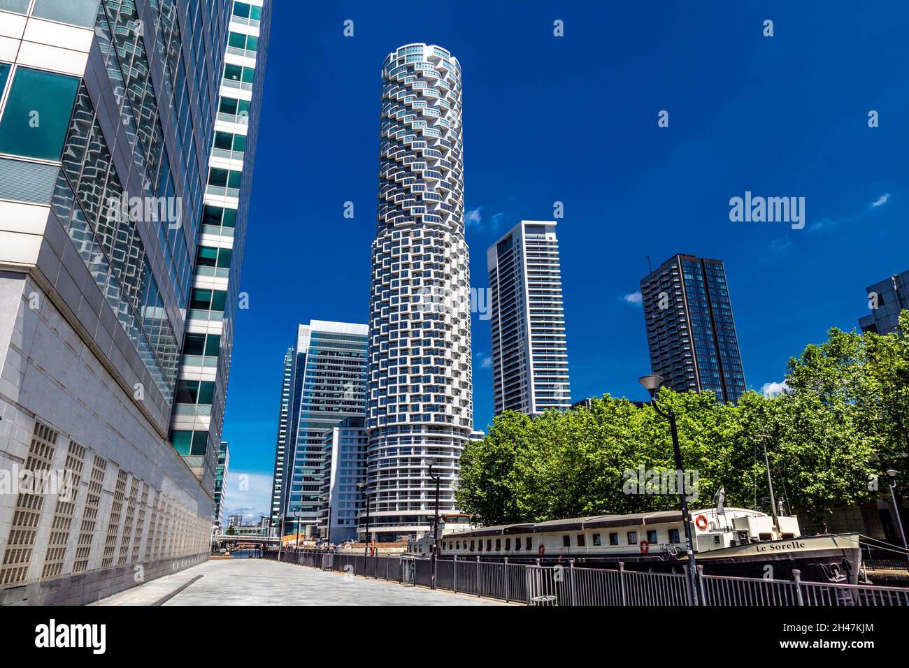 Vue de la découpe de Millwall en direction de South Dock avec des gratte-ciels de Wood Wharf (tour résidentielle One Park Drive), South Quay, Canary Wharf, Londres, Royaume-Uni Banque D'Images