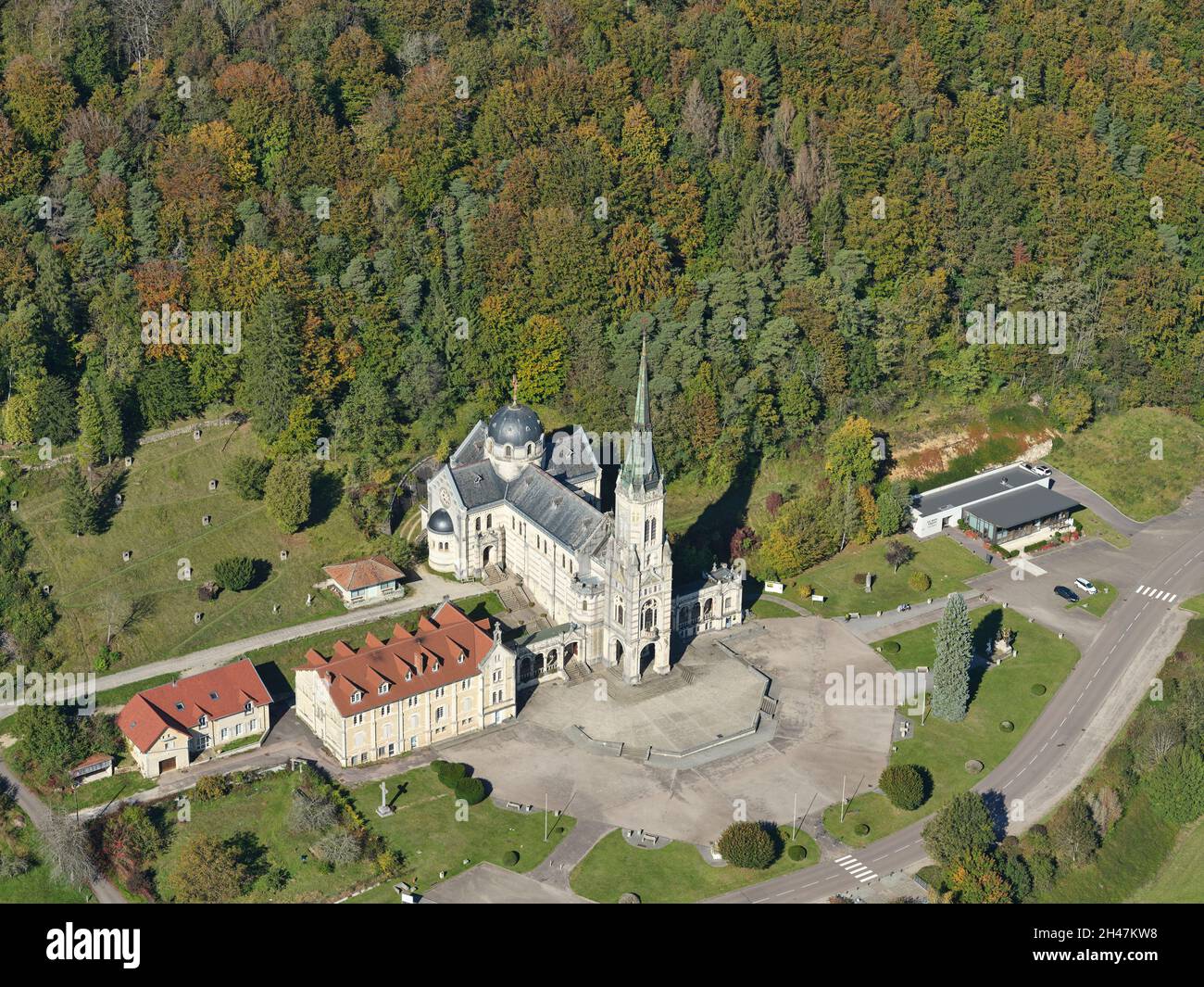 VUE AÉRIENNE.Basilique du Bois Chenu, construite sur le site où Jeanne d'Arc entendit des voix.Domrémy-la-Pucelle, Vosges, Grand est, France. Banque D'Images