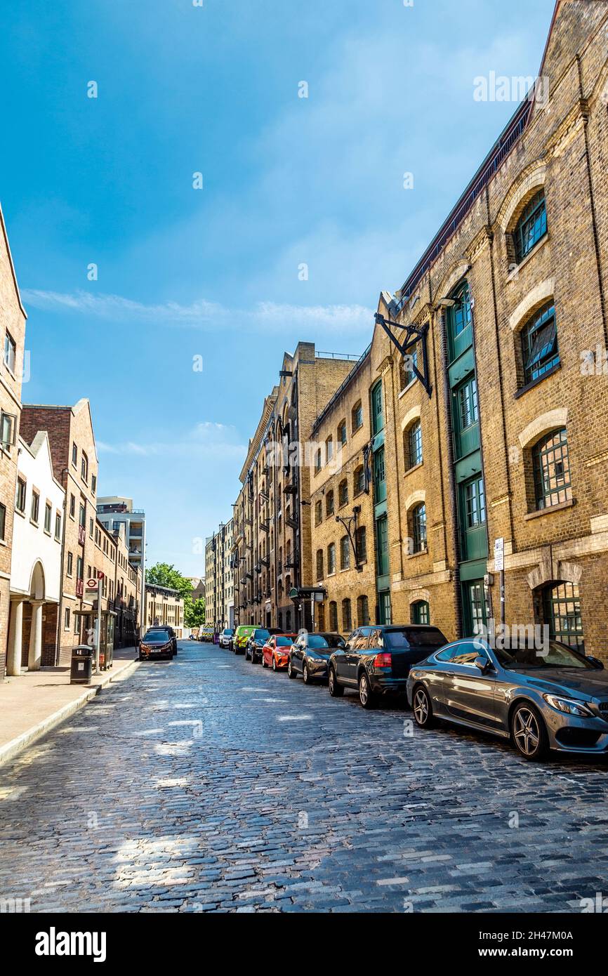 Entrepôts convertis et rue pavée le long de Wapping Wall, Wapping, Londres, Royaume-Uni Banque D'Images