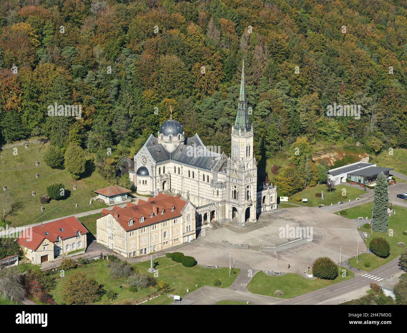 VUE AÉRIENNE.Basilique du Bois Chenu, construite sur le site où Jeanne d'Arc entendit des voix.Domrémy-la-Pucelle, Vosges, Grand est, France. Banque D'Images