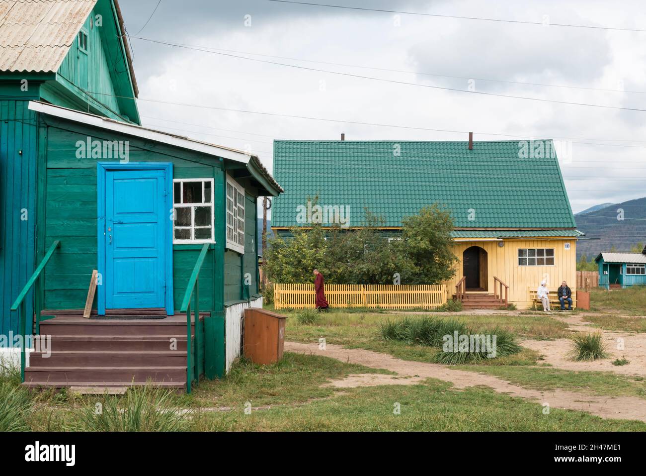 Maisons résidentielles vertes et jaunes des moines de l'Ivolginsky Datsan, Buryatia, Russie Banque D'Images
